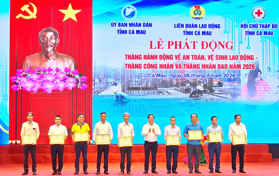 Ông Huỳnh Chí Nguyện - Phó Chủ tịch UBND tỉnh Cà Mau, trao Bằng khen của Chủ tịch UBND tỉnh cho các cá nhân có thành tích tiêu biểu trong công tác an toàn vệ sinh lao động năm 2025.