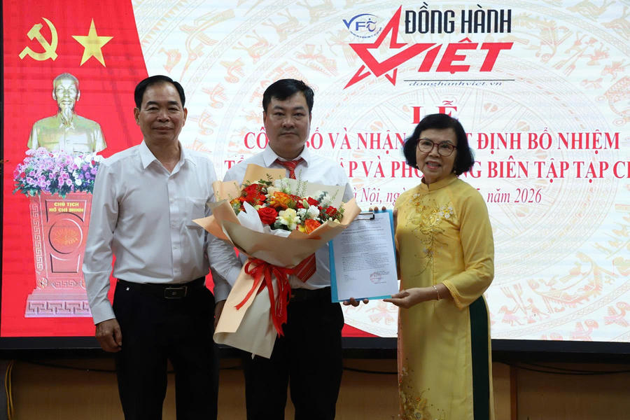 Nhà giáo Nhân dân, Tiến sĩ Đặng Huỳnh Mai - Chủ tịch Liên hiệp hội về người khuyết tật Việt Nam cùng ông Đặng Văn Thanh phó Chủ tịch Liên hiệp hội trao quyết định bổ nhiệm ông Nguyễn Hồng Thái giữ chức Tổng Biên tập tạp chí nhiệm kỳ 2026-2031.
