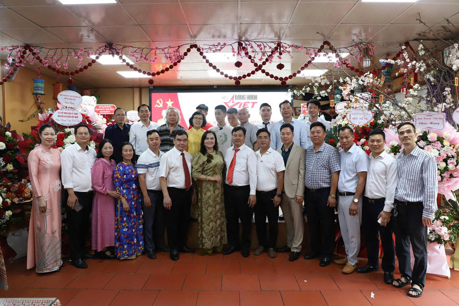 Lãnh đạo Liên hiệp hội chụp ảnh lưu niệm cùng tạp chí