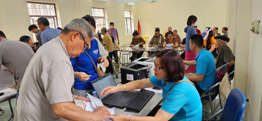 Người dân thực hiện ủy quyền nhận lương hưu tại Chi nhánh số 7- Trung tâm Phục vụ Hành chính công Hà Nội.