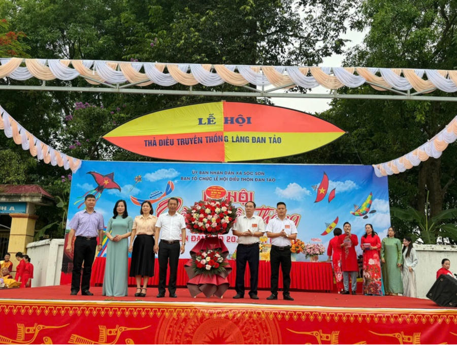 Tham dự lễ khai mạc có đồng chí Vương Nguyên Minh - Phó Bí thư Thường trực Đảng uỷ, Chủ tịch HĐND xã; đồng chí Nguyễn Thị Thu Hương - Uỷ viên Ban Thường vụ Đảng uỷ, Chủ tịch Uỷ ban Mặt trận Tổ quốc Việt Nam xã; đồng chí Phạm Thu Hương - Phó Trưởng phòng Văn hoá xã hội; đồng chí Lê Mạnh Thắng - Phó Giám đốc Trung tâm Dịch vụ tổng hợp cùng các đồng chí lãnh đạo địa phương