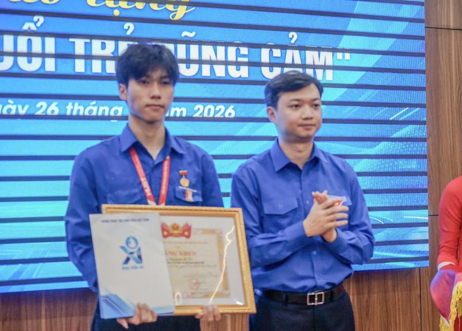 Anh Nguyễn Minh Triết trao tặng Huy hiệu "Tuổi trẻ dũng cảm", Bằng khen của Ban Chấp hành Trung ương Đoàn cho sinh viên Nguyễn Lê Tú.