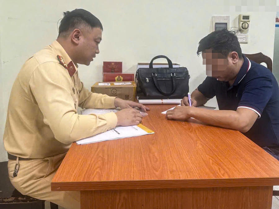 CSGT làm việc với tài xế vi phạm.