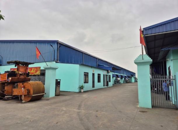 Nhà xưởng của Công ty TNHH Giày Ngọc Hưng đang thuê để cho hơn 700 công nhân lao động sản xuất có dấu hiệu không đảm bảo phòng cháy chữa cháy.
