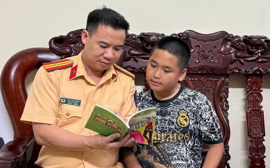 Thiếu tá Đào Tự Doanh, Phó Đội trưởng đội CSGT đường bộ số 12 làm trưởng đoàn đã đến thăm hỏi gia đình chị Mẫn Thị Thái Hà và cháu Nguyễn Tiến Đạt.