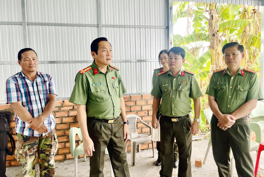 Đại tá Hồ Việt Triều - Ủy viên BTV Tỉnh ủy, Bí thư Đảng ủy, Giám đốc Công an tỉnh Cà Mau (thứ 2 từ trái sang - ĐBQH khóa XVI), kiểm tra tiến độ xây dựng nhà tình nghĩa tại xã Trần Văn Thời.