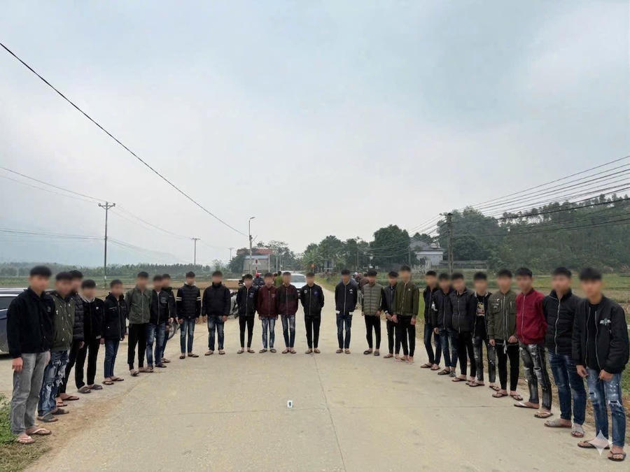 Nhóm 26 người liên quan trong vụ hỗn chiến. (Ảnh: Công an Tuyên Quang).