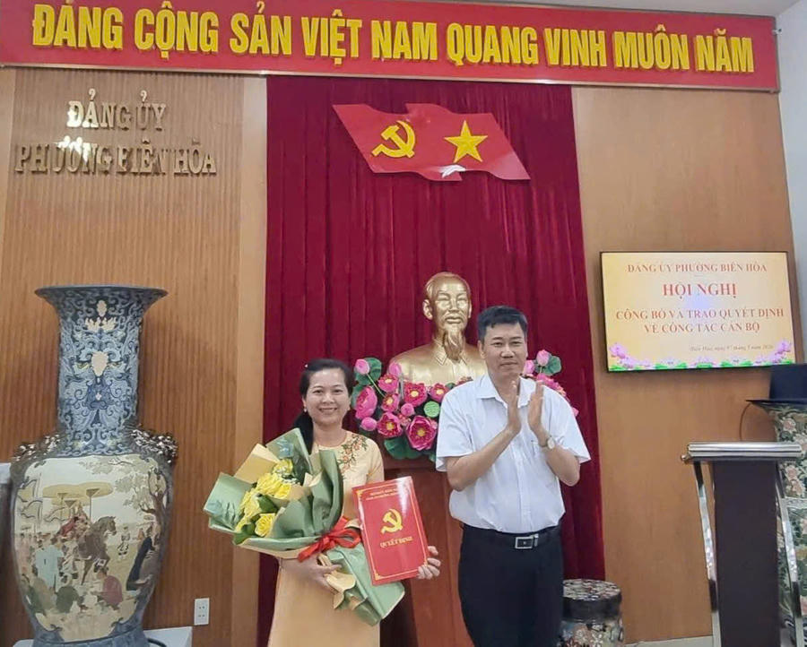 Công bố quyết định chỉ định bổ sung đồng chí Dương Ngọc Dung - Bí thư Chi bộ, Hiệu trưởng Trường THPT Chu Văn An tham gia Ban Chấp hành Đảng bộ phường Biên Hòa nhiệm kỳ 2025 - 2030.
