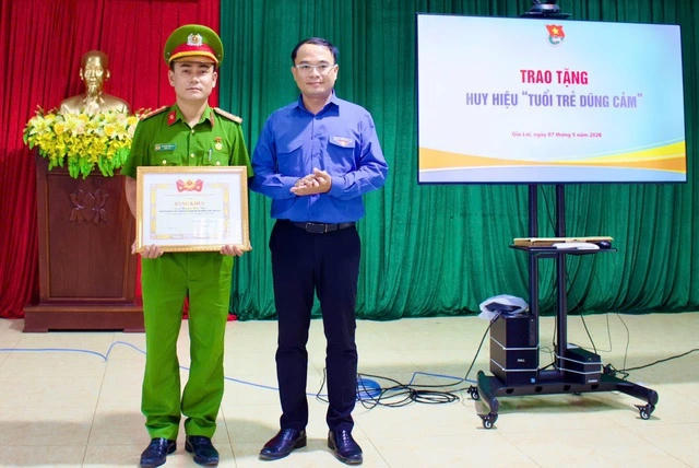 Đại úy Nguyễn Hữu Đạo được tặng Bằng khen và huy hiệu "Tuổi trẻ dũng cảm" vì hành động cứu hai cháu nhỏ thoát nạn đuối nước. (Ảnh: Trần Hiếu)