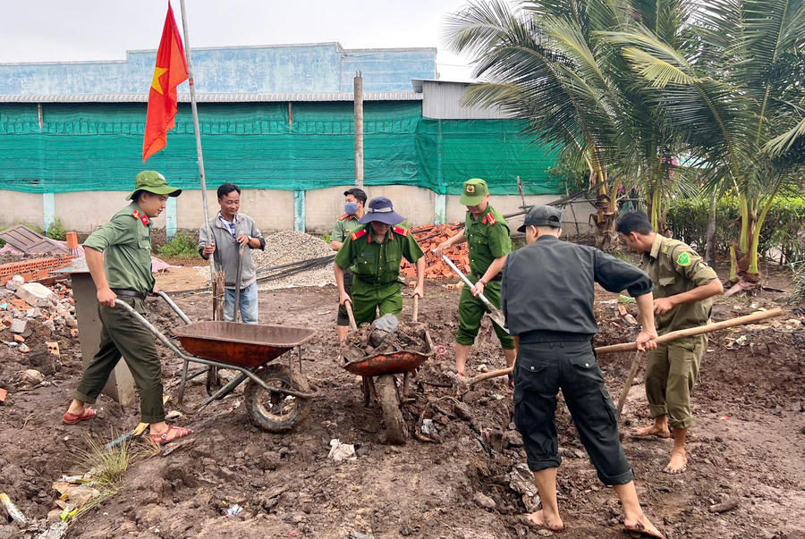 Đoàn viên, thanh niên Công an hỗ trợ đẩy đất đắp nền cho hộ bà Trần Thị Tám, ngụ ấp Cái Đôi Nhỏ, xã Cái Đôi Vàm.