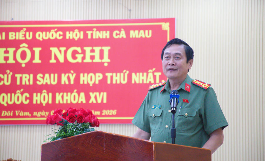 Ông Phan Chí Hiếu và Đại tá Hồ Việt Triều phát biểu, tiếp thu các ý kiến, kiến nghị của cử tri; đồng thời tổng hợp, chuyển đến cơ quan có thẩm quyền xem xét, giải quyết theo quy định.