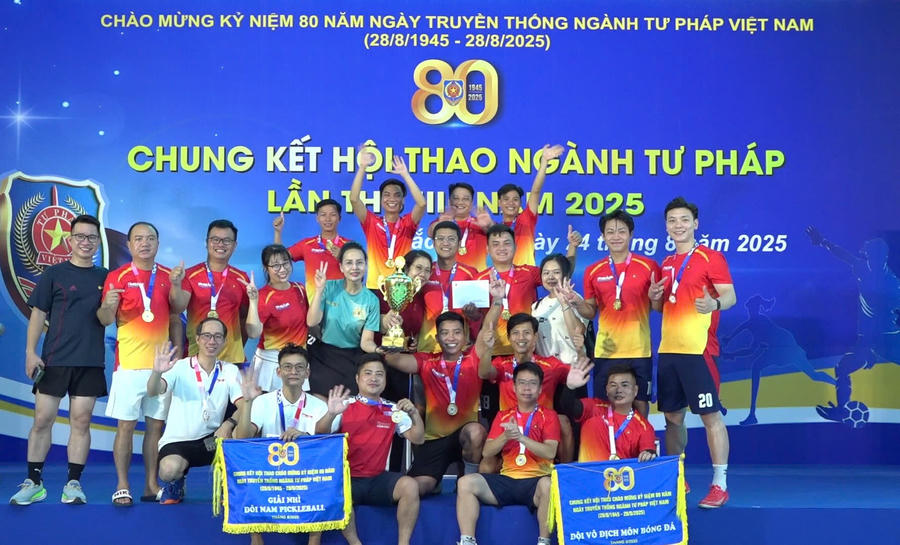Đội bóng báo Pháp luật Việt Nam.