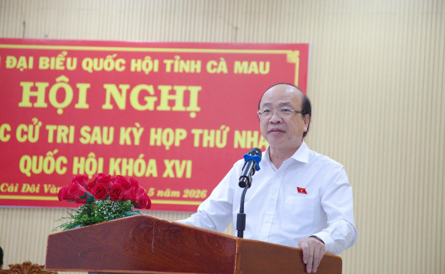 Ông Phan Chí Hiếu và Đại tá Hồ Việt Triều phát biểu, tiếp thu các ý kiến, kiến nghị của cử tri; đồng thời tổng hợp, chuyển đến cơ quan có thẩm quyền xem xét, giải quyết theo quy định.