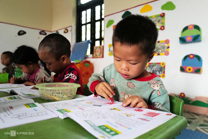 Trẻ tô màu trong giờ học tại điểm trường mầm non Huổi Đá, xã Nậm Kè, tỉnh Điện Biên Ảnh