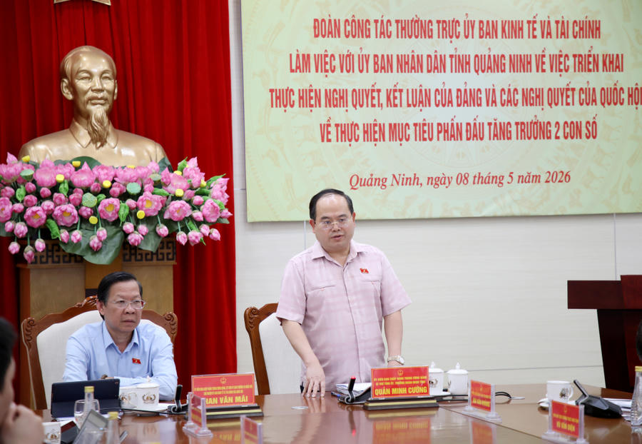 Ông Quản Minh Cường, Ủy viên Trung ương Đảng, Bí thư Tỉnh ủy, Trưởng Đoàn ĐBQH tỉnh, phát biểu tại buổi làm việc.