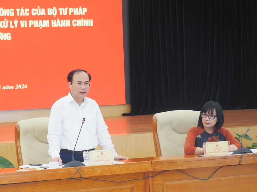 Thứ trưởng Bộ Xây dựng Nguyễn Văn Sinh phát biểu tại buổi làm việc.