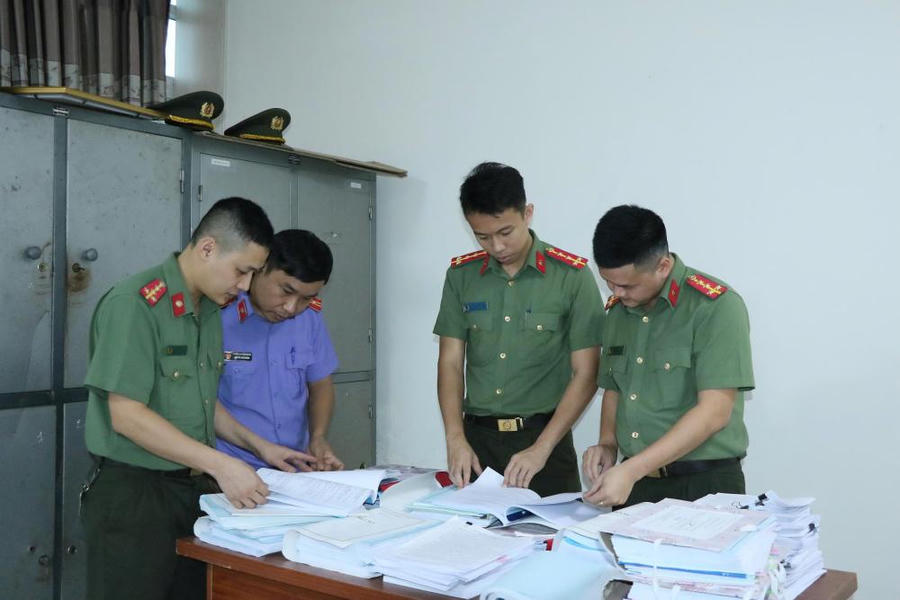 Nhóm đối tượng làm giả hàng nghìn giấy kết quả thí nghiệm vật liệu xây dựng cho nhiều công trình - Ảnh Công an Hà Tĩnh.