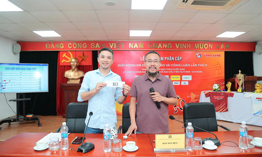 Các đội bóng tiến hành bốc thăm chia cặp đấu.