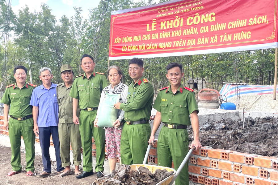Ban Chỉ huy cùng cán bộ, chiến sĩ Công an xã Tân Hưng tặng quà, hỗ trợ ngày công tại lễ khởi công xây dựng nhà cho gia đình chính sách, hộ khó khăn.