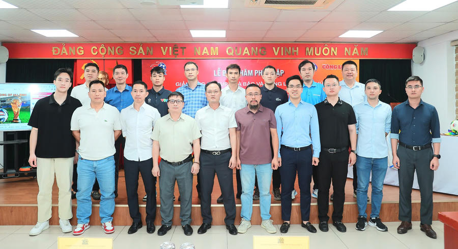 Đại diện các đội bóng đá tham dự lễ bốc thăm, phân cặp.