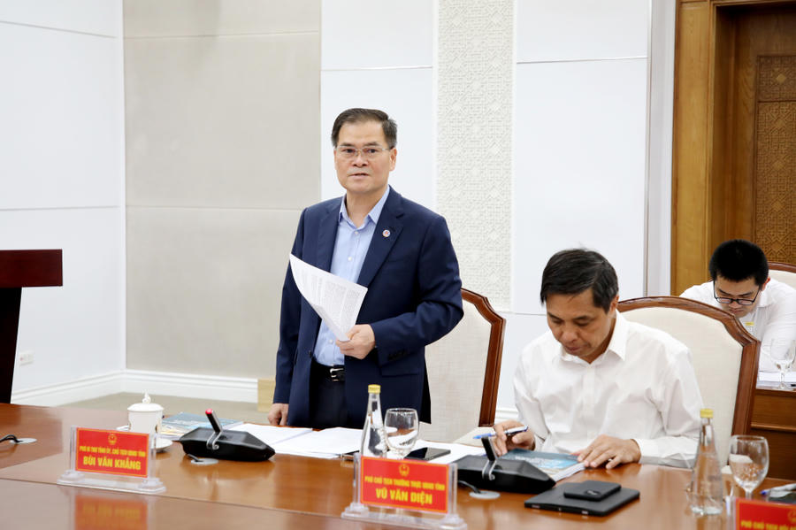 Ông Bùi Văn Khắng, Phó Bí thư Tỉnh ủy, Chủ tịch UBND tỉnh, báo cáo tại buổi làm việc.