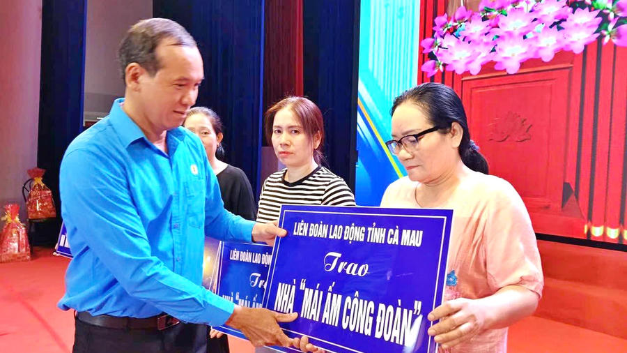Ông Lý Công Bắc - Chủ tịch Liên đoàn Lao động tỉnh Cà Mau, trao hỗ trợ “Mái ấm Công đoàn” cho đoàn viên có hoàn cảnh khó khăn về nhà ở.