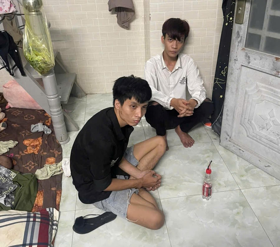 Công an xã Đại Phước bắt quả tang các đối tượng sử dụng ma túy trong phòng trọ. Công an xã Đại Phước bắt quả tang các đối tượng sử dụng ma túy trong phòng trọ.