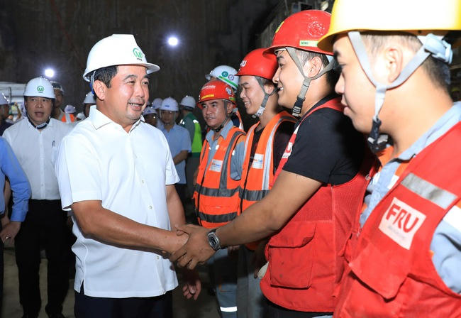 Bí thư Thành ủy Trần Đức Thắng động viên cán bộ, công nhân viên thi công tại ga ngầm S12. Ảnh: hanoi.gov.vn