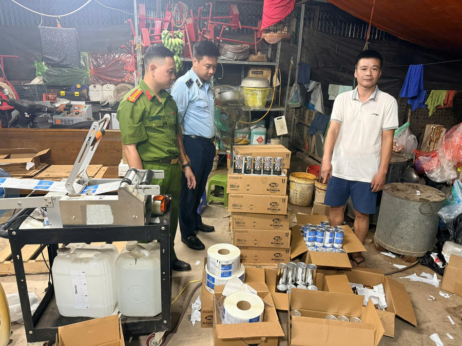 Lực lượng QLTT số 2 phối hợp Công an phường Hồng Hà kiểm tra địa điểm kinh doanh của Công ty Cổ phần đầu tư và thương mại hóa dầu Việt Nam tại số 78 Đê Quai, TP Hà Nội.