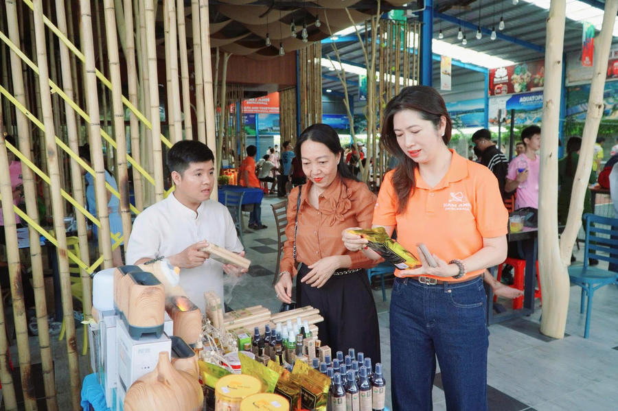 Bà Văn Tuyết Nhung, Trưởng Ban tổ chức Giải Pickleball Nam Anh Open Cup 2026 - Round 1 thăm gian hàng OCO trong khuôn khổ giải đấu.