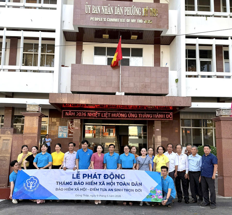 Điểm ra quân phường Mỹ Tho do ông Võ Oanh Liệt - Phó Giám đốc BHXH tỉnh trực tiếp chủ trì. (Nguồn: Hồng Loan)