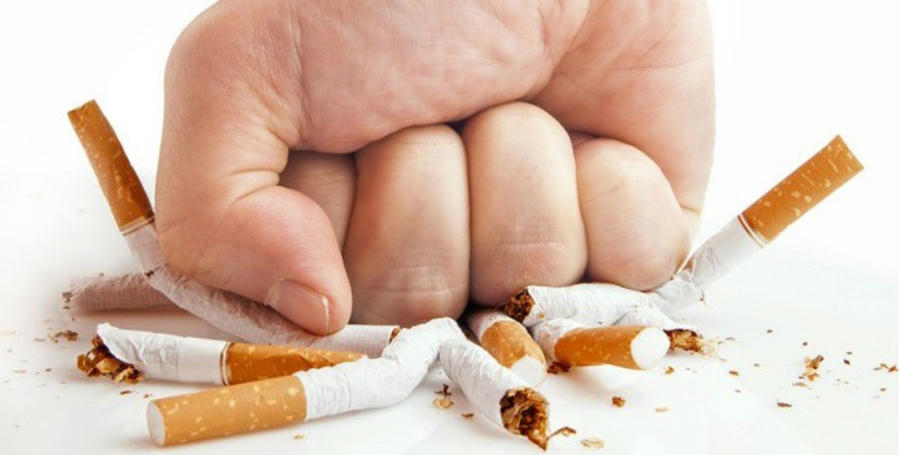 Trong khi các doanh nghiệp sản xuất trong nước phải tuân thủ nghiêm ngặt nghĩa vụ thuế, kiểm định và dán nhãn cảnh báo sức khỏe, thì hàng lậu trốn thuế lại tiếp cận người dùng với giá rẻ. Ảnh InT