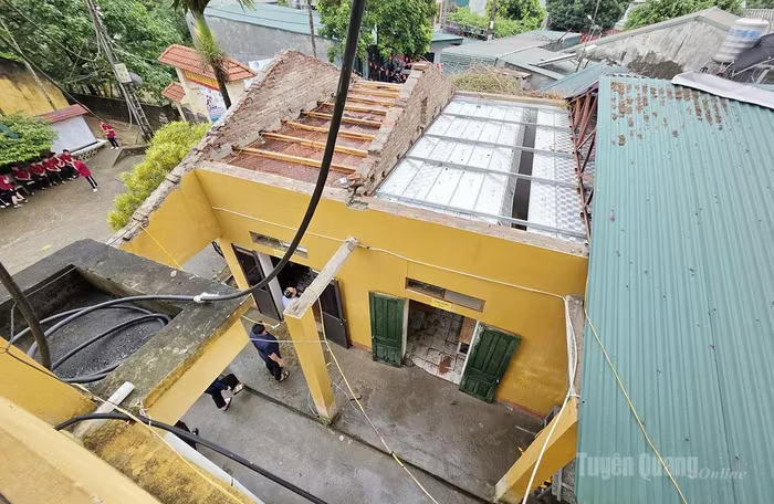 Nhiều ngôi nhà tại Tuyên Quang bị hư hại do mưa dông lốc. Ảnh: Báo Tuyên Quang.