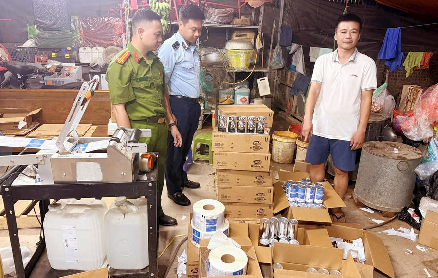 Lực lượng QLTT Hà Nội kiểm tra địa điểm kinh doanh của Công ty CP Đầu tư và Thương mại hóa dầu Việt Nam. (Ảnh: Hoài Nam)