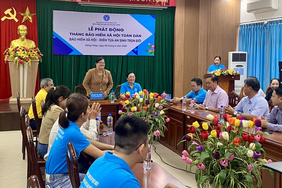 Tại điểm ra quân phường Cao Lãnh, bà Huỳnh Nguyễn Phương Oanh – Giám đốc BHXH tỉnh Đồng Tháp trực tiếp tham dự, chỉ đạo. (Nguồn: Hồng Loan)