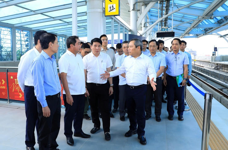 Phó Bí thư Thành ủy, Chủ tịch UBND Thành phố Vũ Đại Thắng báo cáo Bí thư Thành ủy Trần Đức Thắng về Dự án Tuyến đường sắt đô thị thí điểm thành phố Hà Nội, đoạn Nhổn - Ga Hà Nội. Ảnh: hanoi.gov.vn
