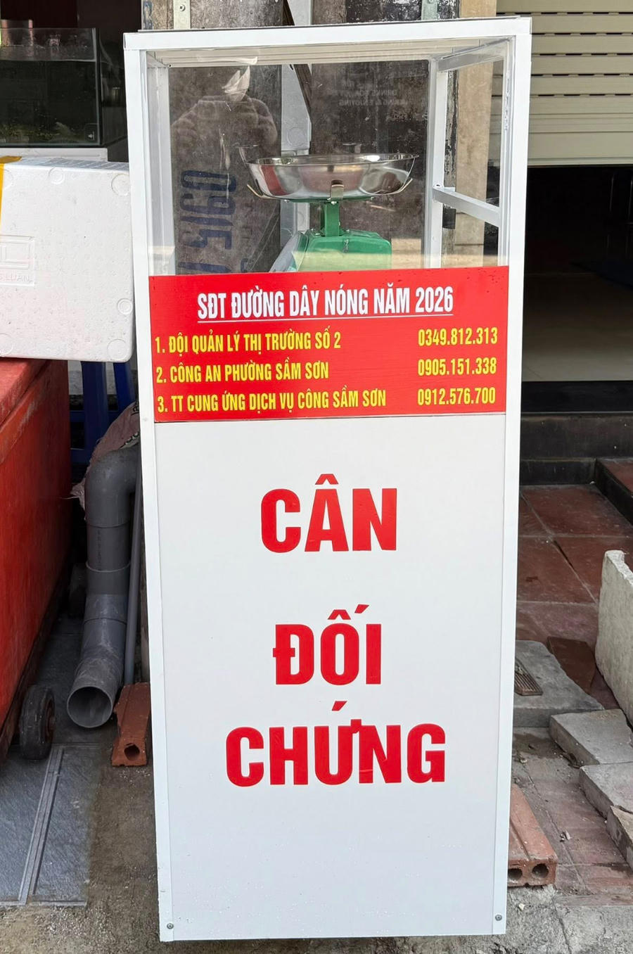 Cân đối xứng đặt tại ngã tư đường Lê Thánh Tông với Nguyễn Du.