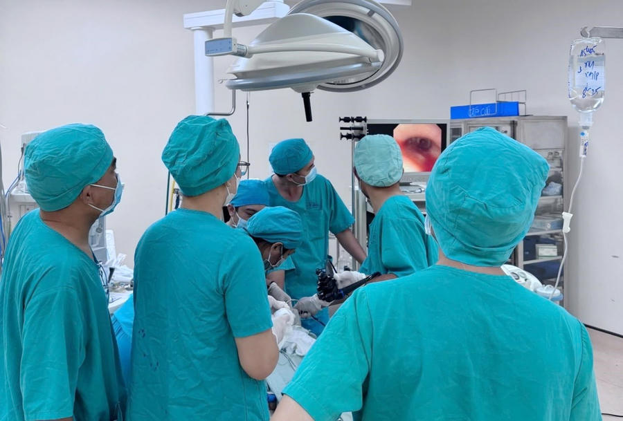 Ê-kíp bác sĩ tiến hành nội soi gây mê gắp dị vật cho bệnh nhi.