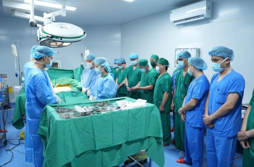 Các y bác sĩ dành phút tưởng niệm người hiến tạng trước khi thực hiện ca phẫu thuật. Các y bác sĩ dành phút tưởng niệm người hiến tạng trước khi thực hiện ca phẫu thuật.