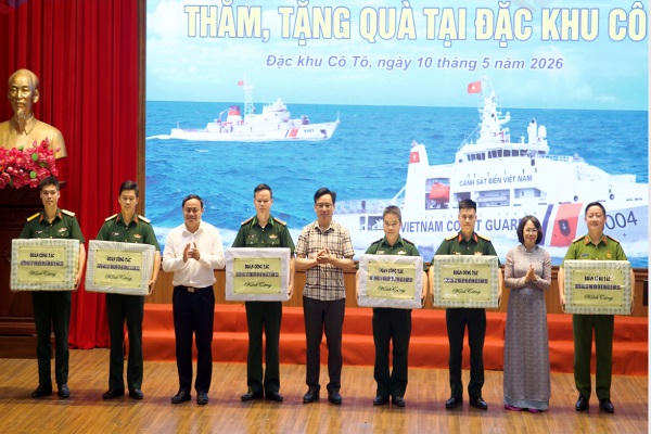 Đoàn công tác tặng quà động viên CBCS các lực lượng vũ trang làm việc tại đặc khu Cô Tô.