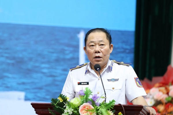 Thiếu tướng Trần Văn Hậu, Chính ủy Bộ Tư lệnh Vùng Cảnh sát biển 1 phát biểu tại chương trình&nbsp;thăm, tặng quà tại Đặc khu Bạch Long Vĩ.