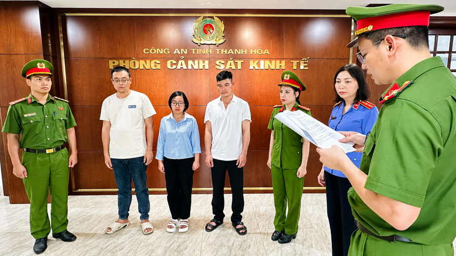 Tống đạt Quyết định khởi tố vụ án, khởi tố bị can - Ảnh Công an Thanh Hóa.