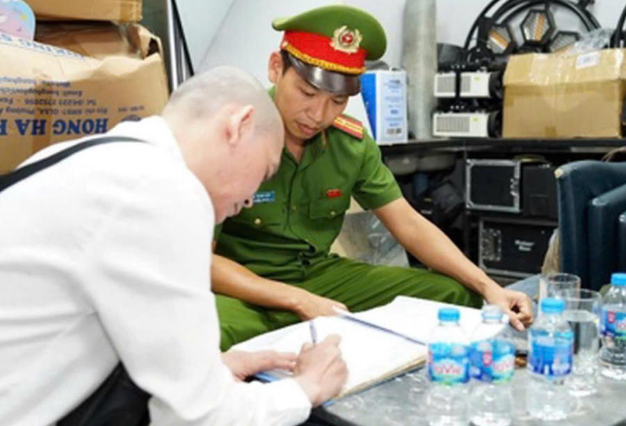 Lực lượng Công an TP Hà Nội kiểm tra, yêu cầu các cơ sở kinh doanh ký cam kết chấp hành quy định pháp luật. (Ảnh: congan.hanoi.gov.vn)