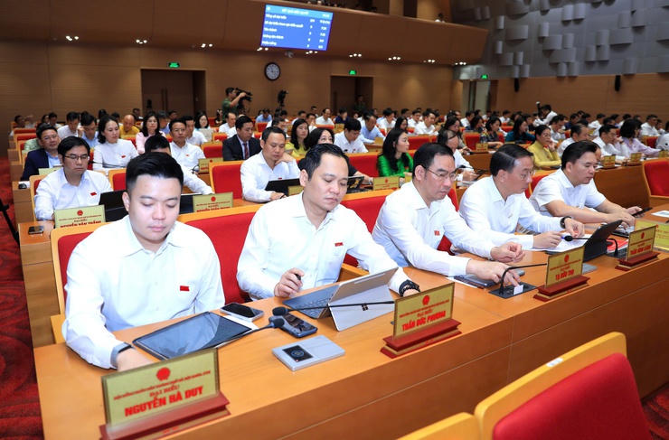Các đại biểu bấm nút biểu quyết thông qua Nghị quyết. Ảnh: Hanoi.gov.vn