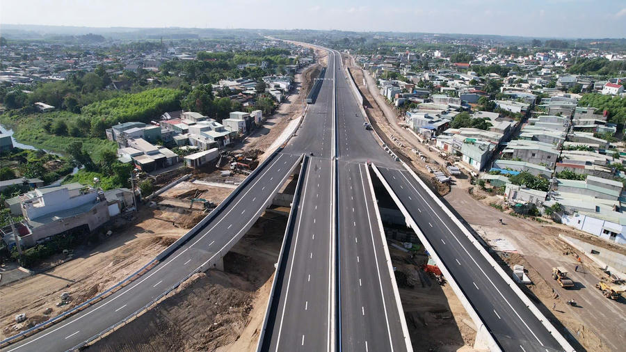 Mặt đường cao tốc đã hoàn thiện, sẵn sàng đưa vào khai thác.