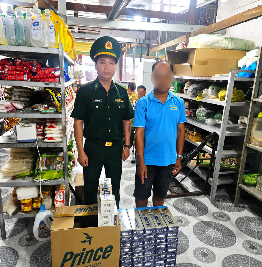 Lãnh đạo Đồn Biên phòng Sông Đốc làm việc với ông Đỗ Quốc Toán cùng số tang vật bị thu giữ.