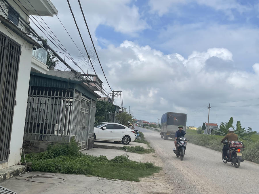 Phần đất trước nhà sát mặt đường mà ông Phạm Nhật Thế đang kiến nghị xem xét lại.