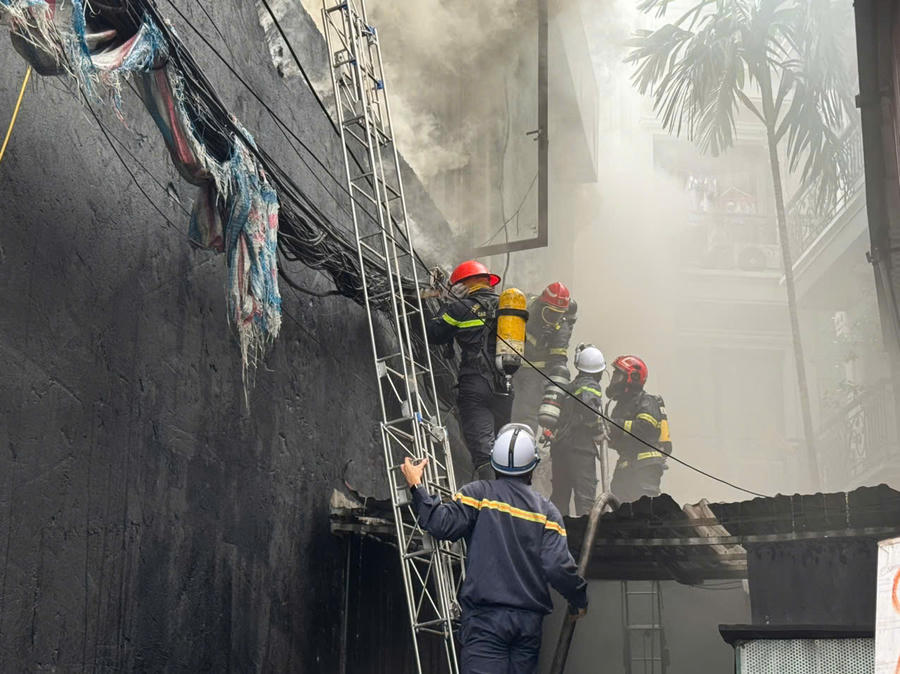 Lực lượng chức năng triển khai đội hình chữa cháy từ các mặt tiếp giáp của công trình.