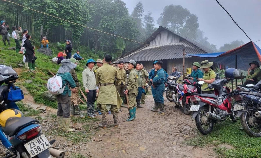 Lực lượng chức năng cùng người dân vẫn đang tích cực tìm kiếm manh mối về ông Tá sau khi ông đi rừng tìm dược liệu và mất tích.