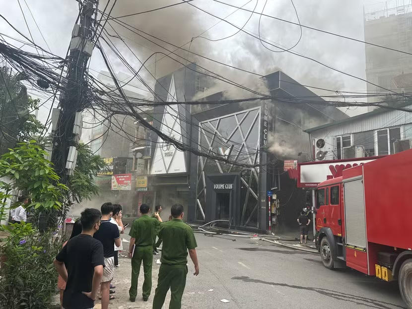 Lực lượng chức năng đã tìm thấy 01 thi thể người trong đám cháy và bàn giao cho lực lượng y tế.